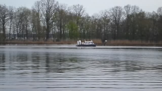 СУДНО НА ВОЗДУШНОЙ ПОДУШКЕ