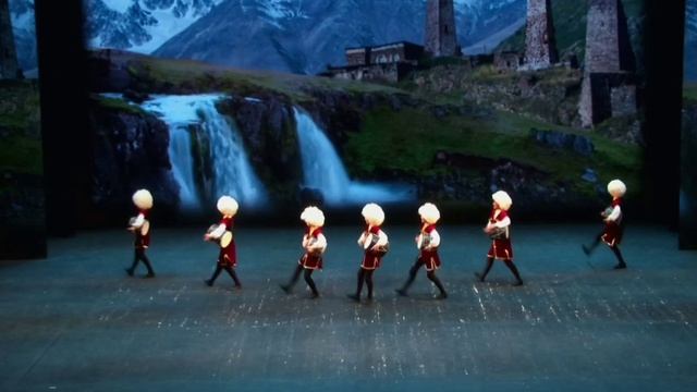 Кавказский танец. Танцуют девочки 10-13 лет