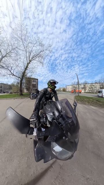 Город живет