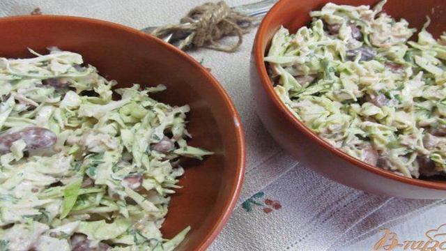 Салат из молодой капусты с фасолью и курицей