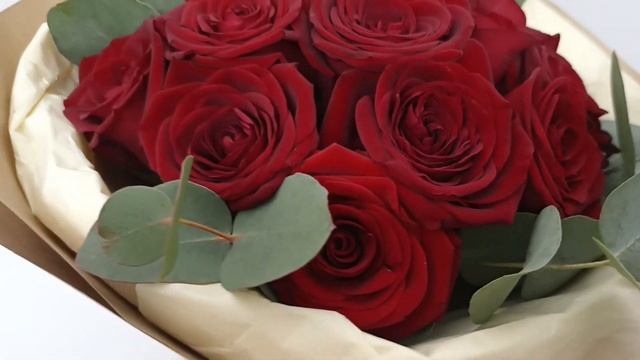 Букет 15 роз с эвкалиптом в крафте