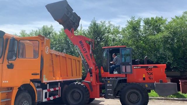 Фронтальный погрузчик MOLOT 933Т. Погрузка самосвала Shaanxi.