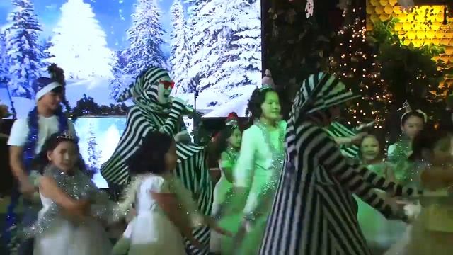 Новогодний ФЛЕШ МОБ от Полосатиков. Бишкек. Free art Dance Show