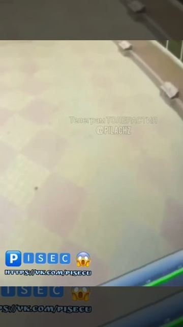 В Мурманске абу-бандиты докапываются до подростков в ТЦ, вымогают деньги и устраивают с ними драки.
