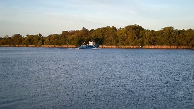 REMOLCADOR EN UN CANAL DE NAVEGACIÓN