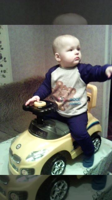 День Рождение 1 год. Подарили машинку.