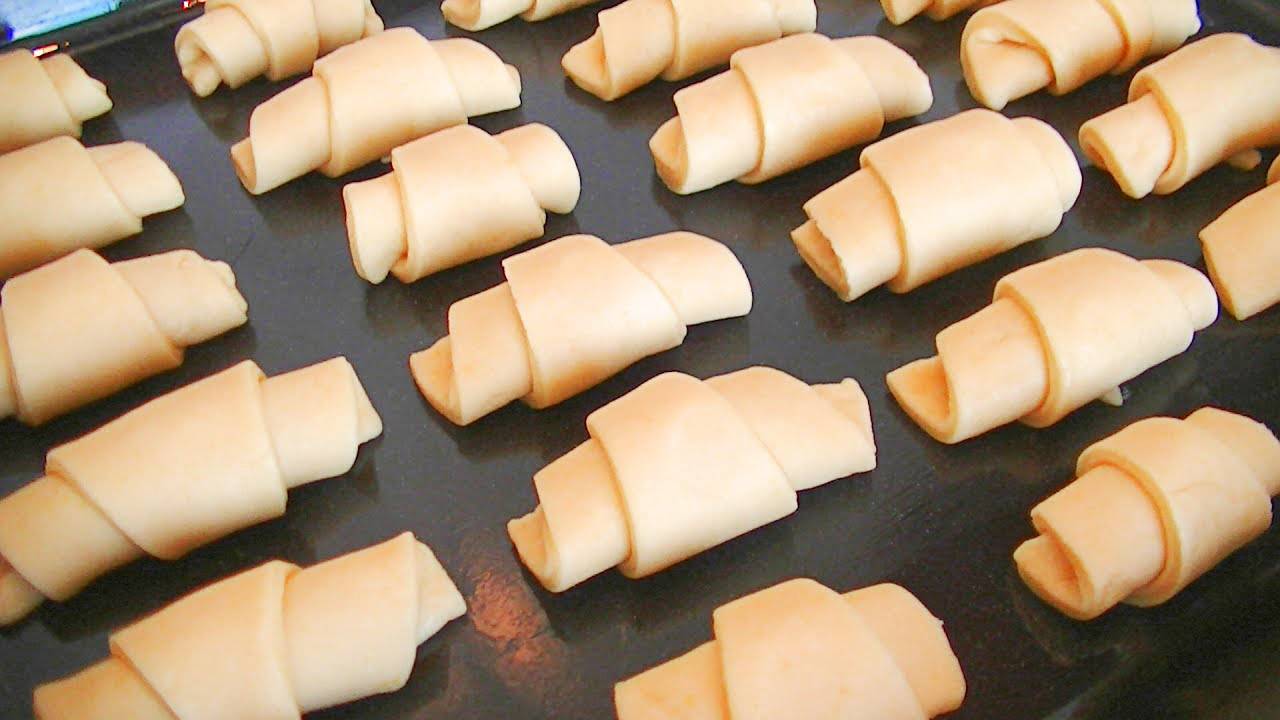 Нежные сметанные РОГАЛИКИ с варёной сгущёнкой. Готовятся легко! Съедаются очень быстро!