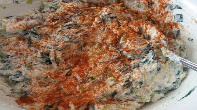 Пирожки из слоено-дрожжевого теста с луком пореем шпинатом и копченым лососем