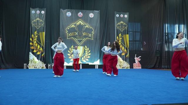 Красно-белые танцуют