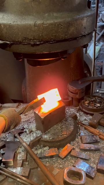 Forging a Steel Block into a Wood-Splitting Hammerhead： Heating and Shaping (Part 1)