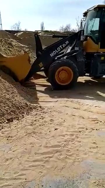 MOLOT ZL30 Погрузка песка в бункер
