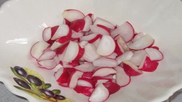 Салат из щавеля с огурцом и редисом