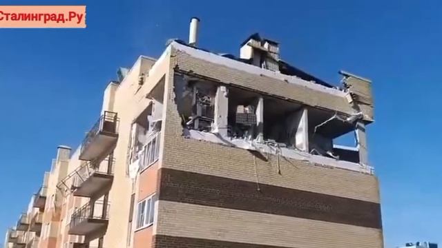 Взрыв газа произошел в многоэтажке в Ставрополе: загорелась одна из квартир на верхнем этаже.