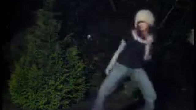 Девушка классно отжигает =).avi