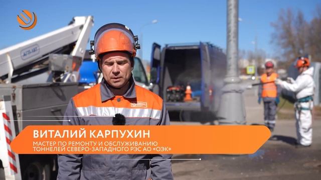 Сотрудники АО «ОЭК» покрасили опоры наружного освещения