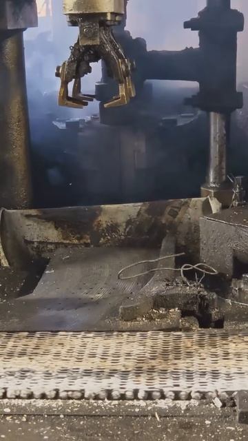 ASMR： Forging Red Hot Glass - Mesmerizing Glassblowing Techniques!