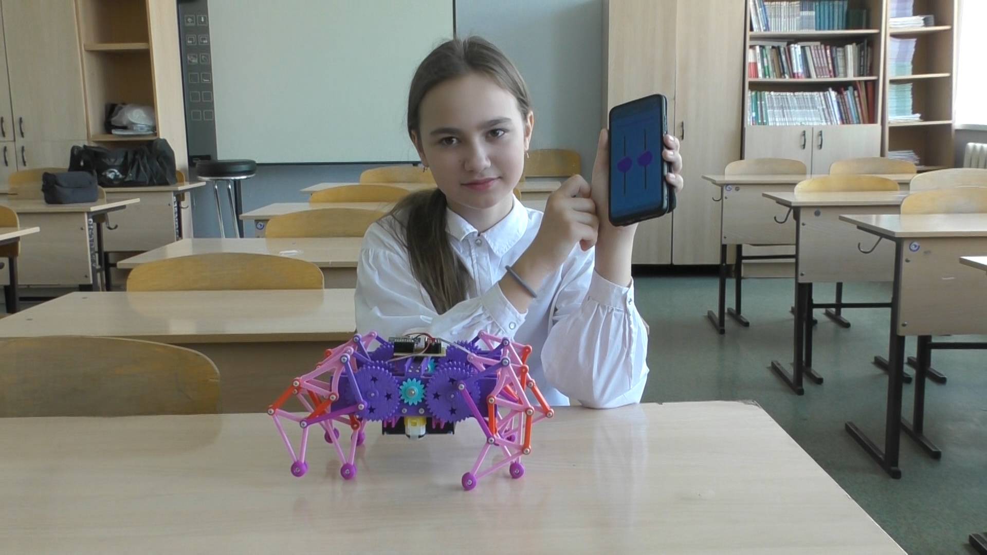 Савосько Ангелина выступает с презентацией робота-многоножки