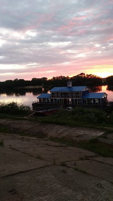 Старинный теплоход и плавучий причал на реке Ока в городе Павлово 1566 года основания
