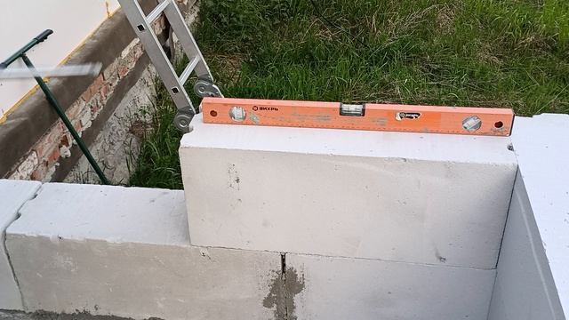 Укладка газоблока на клей пену