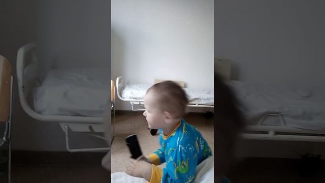 Мишка скучает в больнице.