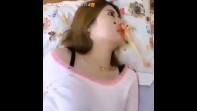 Муж мужчина прикольнулся над женой девушкой пока она спала