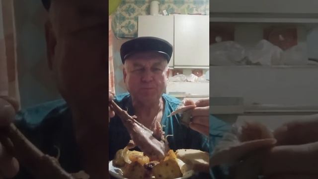 На перекус, голень индейки с картошкой. Приятного всем