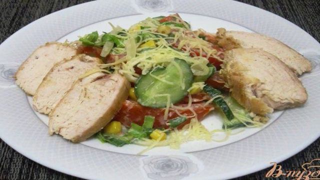 Салат с зеленью и курицей