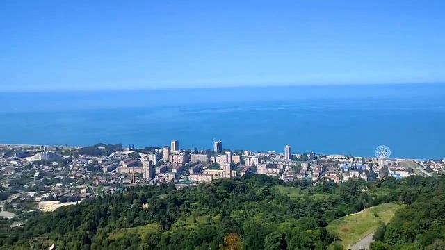 Панорамный вид на Гагру с одной из смотровых площадок утром 21 мая 2025 года
