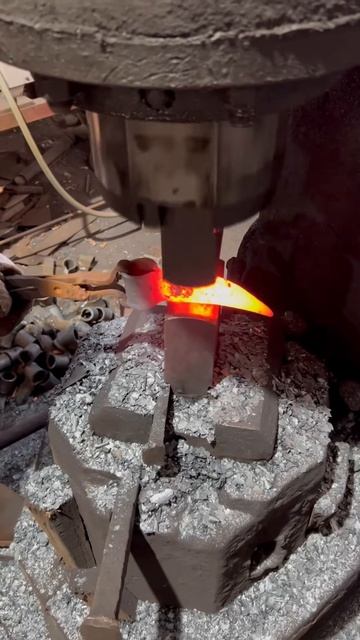 Continuous Hammering of Red-Hot Steel： Forging & Shaping Tools with Industrial Press