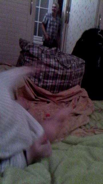 VID_20180404_214813 (1) Мишутка убегает от деда.