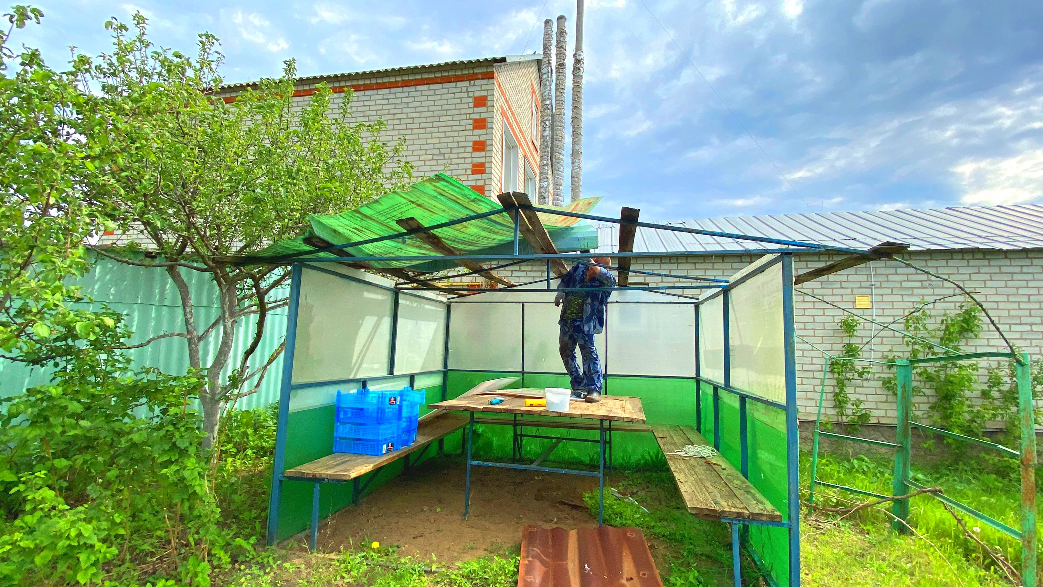 ЖИЗНЬ В ГЛУШИ. ДЕМОНТИРОВАЛИ КРЫШУ С БЕСЕДКИ. ВПЕРВЫЕ ВЫПУСТИЛИ ЦЫПЛЯТ НА ВОЛЮ.  НА ФУТБОЛЕ.