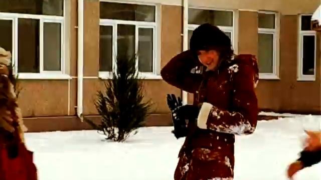 Предвариловка в школе. Игра в снежки