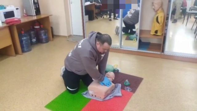 Оказание помощи манекену от медика Александра. На ПаСашок