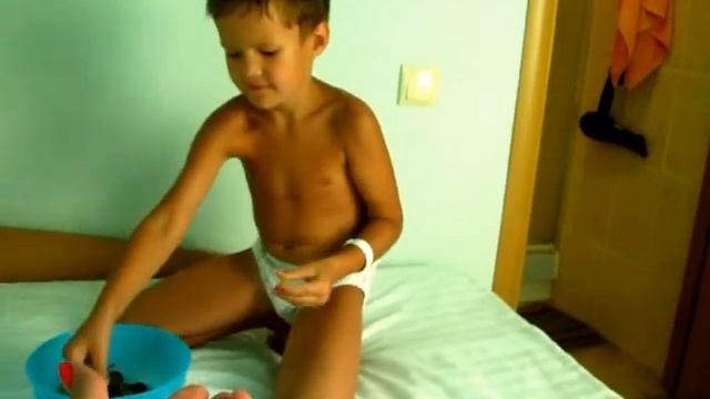 Синички в отеле кушают виноград Железный Порт 21 08 2016