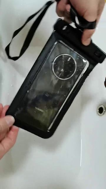 Гермоупаковка для телефона - погружение в воду