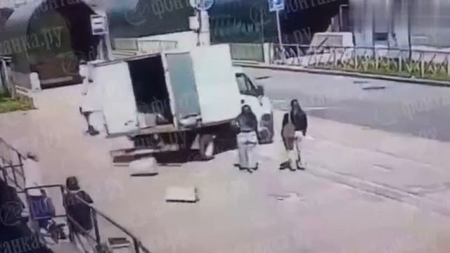 В Санкт-Петербурге неизвестный прохожий угнал «ГАЗель» с алкоголем прямо во время разгрузки.