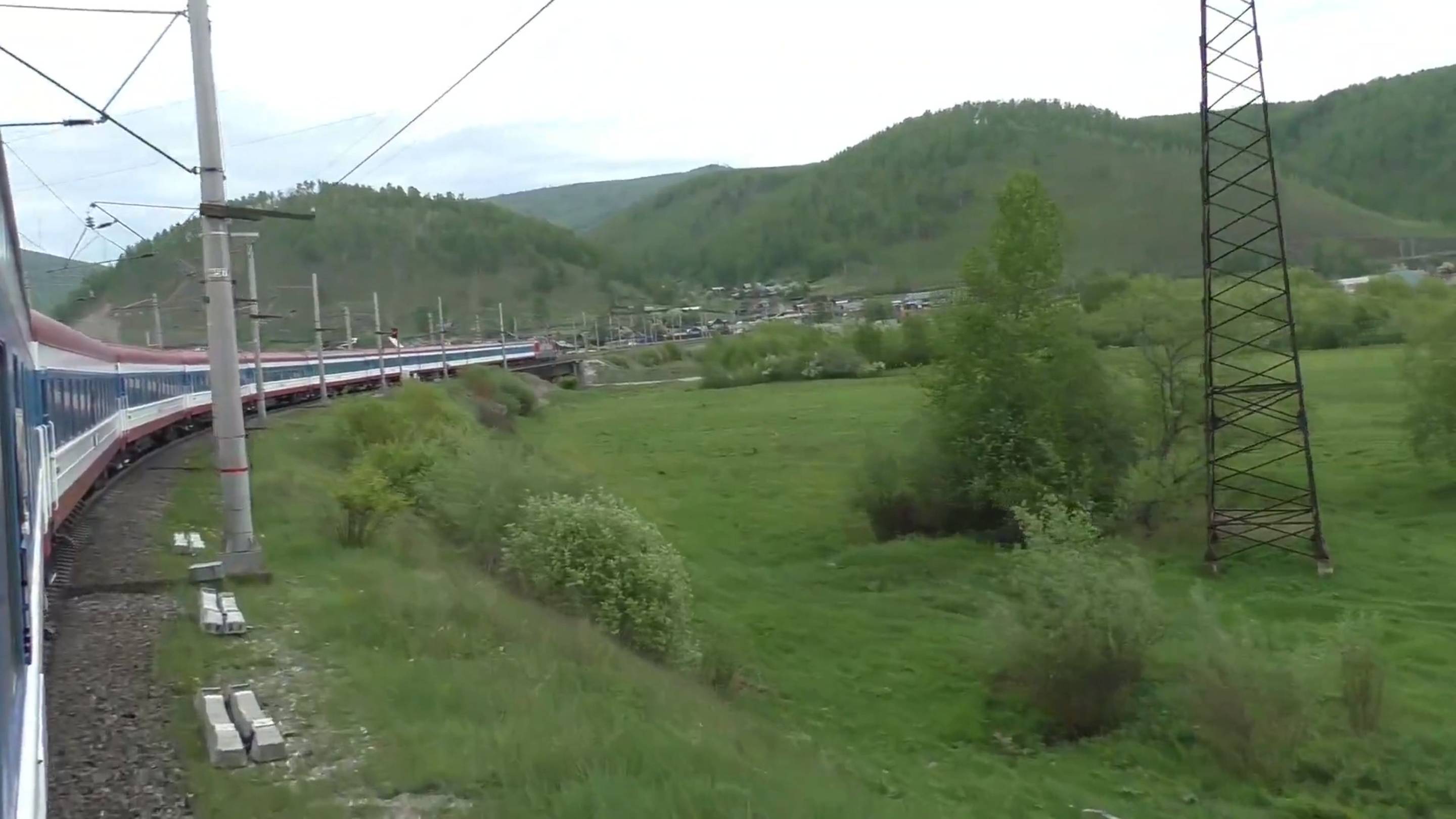 Поездка на монгольском поезде в Сибири | Байкал и Култук - вид из открытого окна поезда