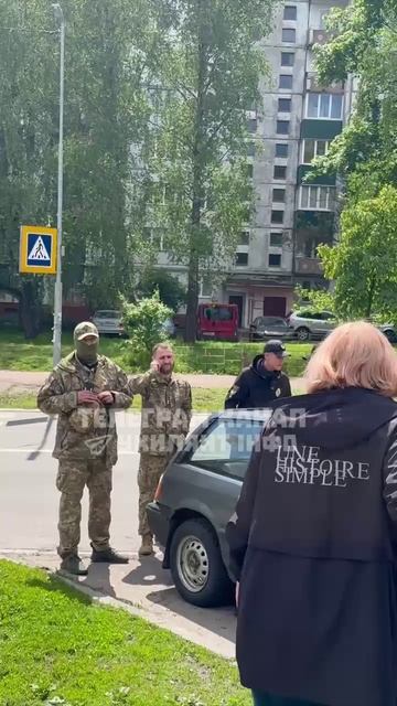 В Чернигове черные фасовщики из ТЦК и полицаи попытались заблокировать машину с "добровольцем" !!!