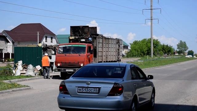 Мусоровоз КО-415А на шасси КамАЗ-53213 (Х 090 НЕ 22). Работа.