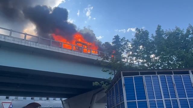 🔥На Новокуркинском шоссе (эстакада) в сторону Химок загорелся автобус🔥