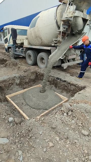 🧱💧 Заливка бетоном M100 площажки на объекте в Бердске 🚧🏗️  
#бетон #заливка #M100