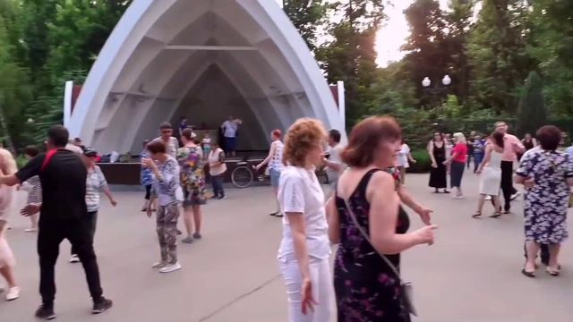 ОНА ЛЮБИЛА РОЗЫ! СЧАСТЛИВЫЕ МОМЕНТЫ ИЗ ПАРКА ГОРЬКОГО