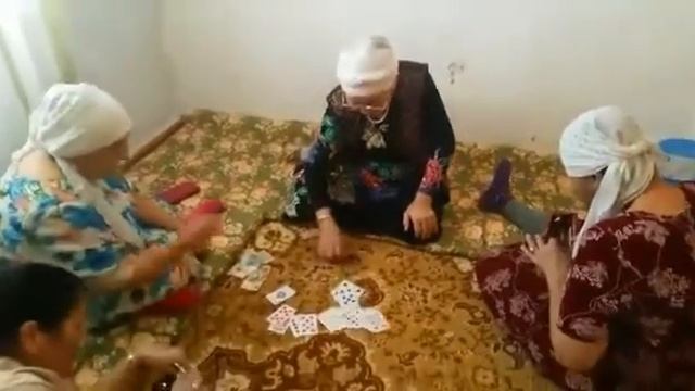 Бабушки играют в карты на деньги  Казакша прикол 2016 с Ватсап whatsapp