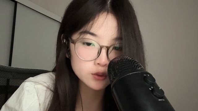 food ASMR. Близкий шёпот, движения рук, звуки рта, запись со стрима.