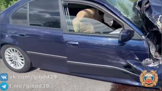 Мусоровоз врезался в БМВ в Калининграде