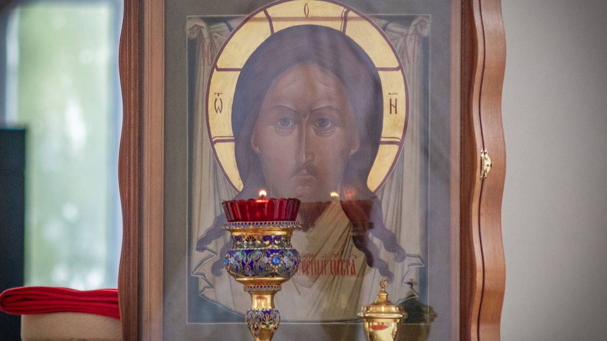 Божественная Литургия. Перенесение мощей святителя и чудотворца Николая из Мир Ликийских в Бар.