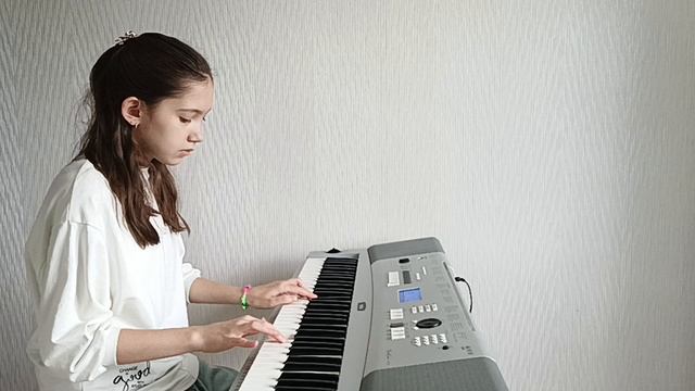 И.Ванхаль "Сонатина".Исполняет Швырло Кира.