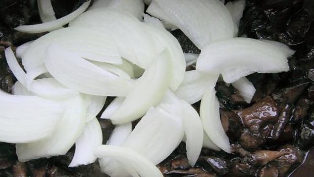 Картофель с маринованными грибами в мультиварке