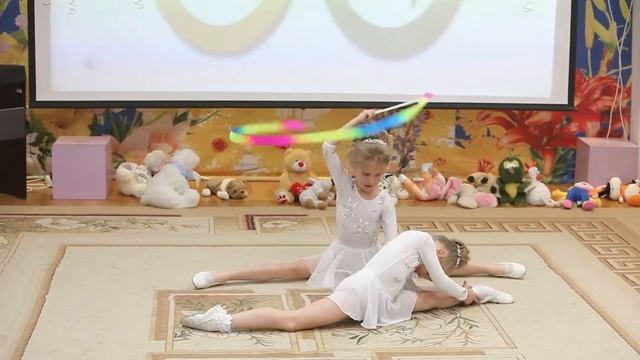 Гимнастическая композиция с лентами "Будущие олимпийцы"