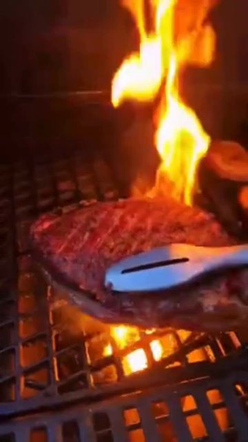 Сочная говяжья грудинка на газовом гриле🥩🔥